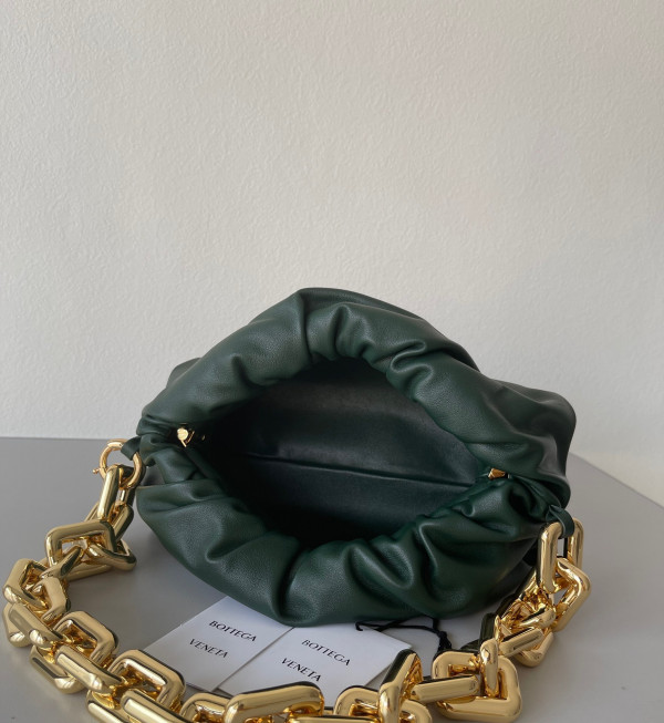 bo*te*ga Ve*ne*ta the chain pouch