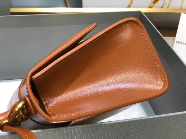 Ba*len*cia*ga hourglass