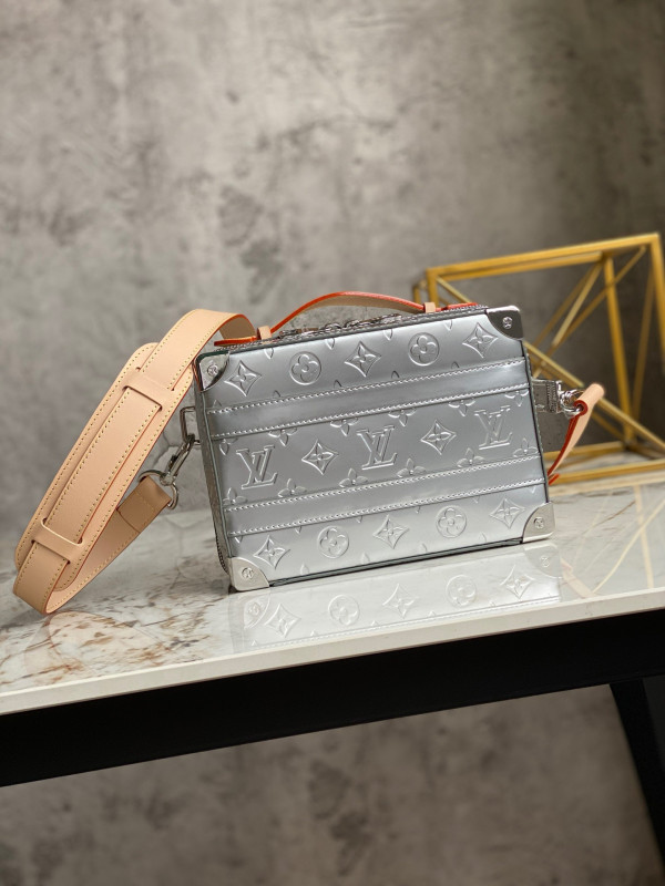 l0*is V*t0n handle trunk