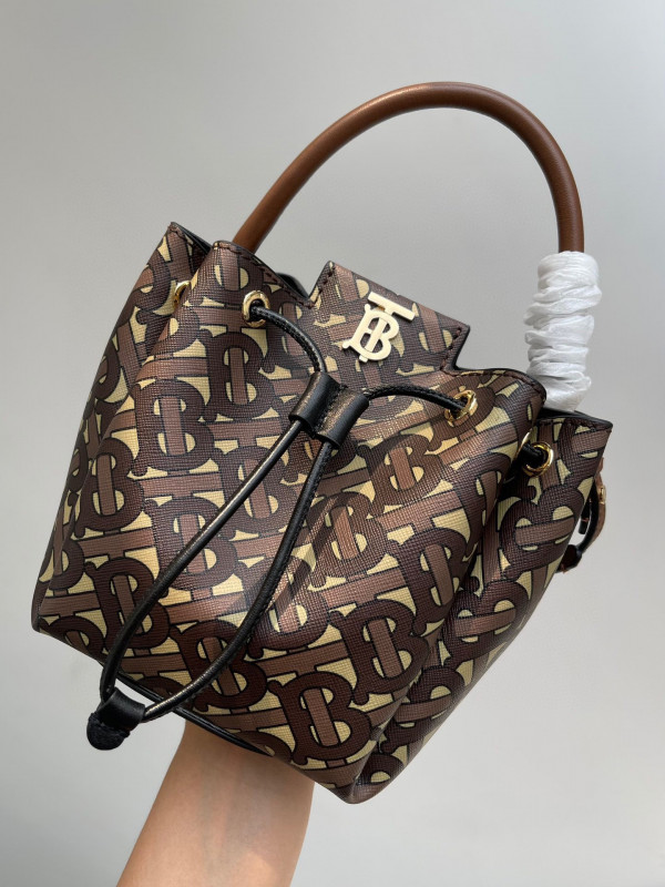B**rry bucket bag