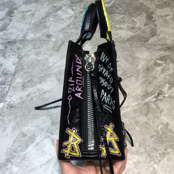 Ba*len*cia*ga classic city graffiti