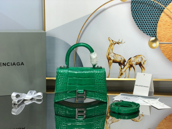 Ba*len*cia*ga hourglass