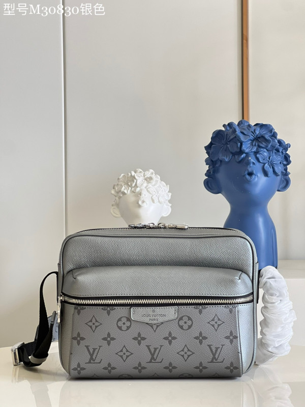 l0*is V*t0n outdoor messenger