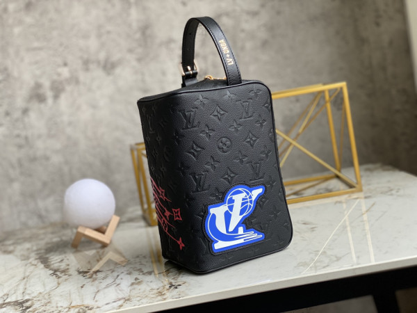 l0*is V*t0n lvxnba cloakroom dopp kit