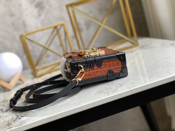 l0*is V*t0n petite malle