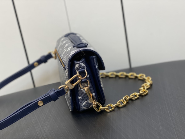 l0*is V*t0n pochette metis east west