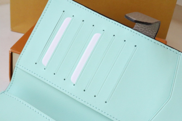 l0*is V*t0n vertical wallet