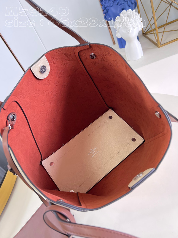 l0*is V*t0n hina-46 x 29.5 x 17cm