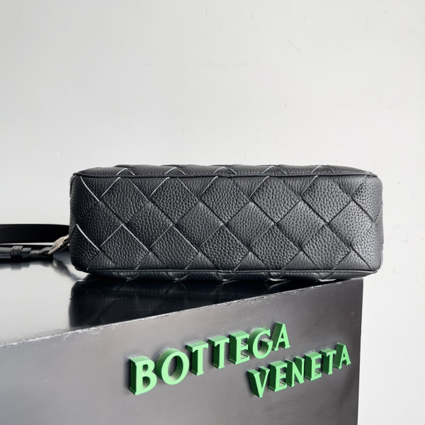 bo*te*ga Ve*ne*ta medium intrecciato camera bag
