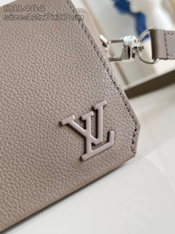 l0*is V*t0n fastline wearable wallet