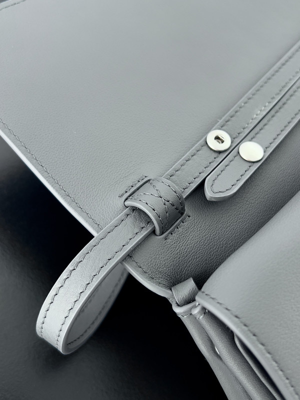 Ba*len*cia*ga bel air small clutch