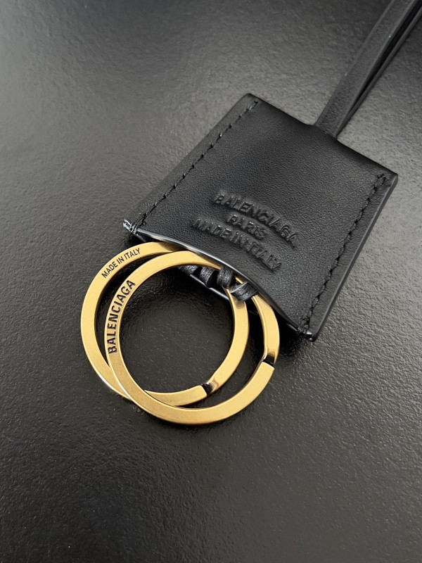 Ba*len*cia*ga bel air medium carry all bag