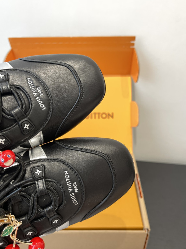 l0*is V*t0n sneakerina