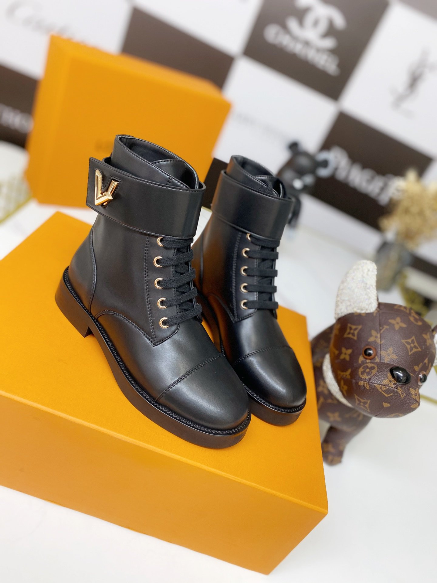 l0*is V*t0n wonderland ranger