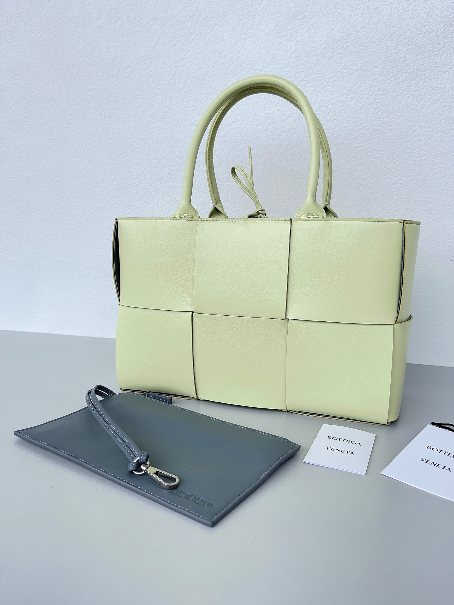 bo*te*ga Ve*ne*ta small arco tote bag